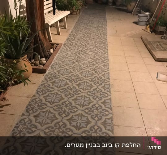 חצר עם דלי ומטאטא, אין אלמנטים של אינסטלציה